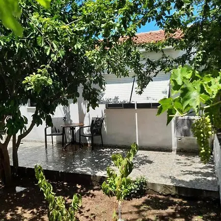 Genış Bahçelı, Denıze Yakin Müstakıl Ev..