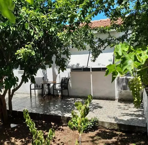 Genış Bahçelı, Denıze Yakin Müstakıl Ev..